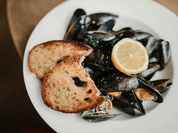 Assiette de moules marinières, citron et pain grillé